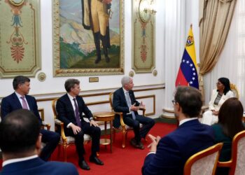 Venezuela firma acuerdos petroleros y eléctricos con Chevron, Eni y General Electric durante visita del secretario de Energía de EE.UU.