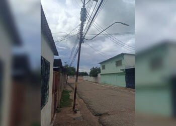 Luego de reiteradas denuncias sustituyen poste de alumbrado público en Santa Ana
