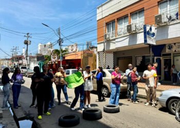 Protesta de comerciantes en Puerto La Cruz terminó con la restitución del servicio eléctrico