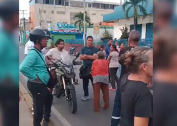 Vecinos de Portugal Abajo protestaron frente a sede de Corpoelec en Barcelona