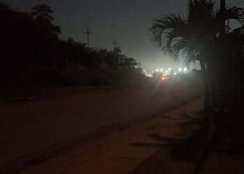 Vecinos de Ojo de Agua reportan cortes eléctricos intermitentes y falta de señal telefónica