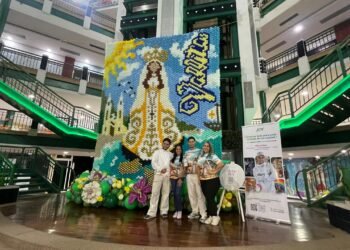 Artistas recrearon la imagen de la Virgen del Valle con más de 15 mil globos en Barcelona