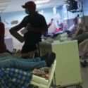 Los enfermos reciben las terapias recostados en las camillas, mientras sus familiares utilizan cartones para soplarles aire