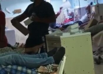 Los enfermos reciben las terapias recostados en las camillas, mientras sus familiares utilizan cartones para soplarles aire