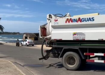 Luego de la denuncia ante la prensa, cuadrillas del ministerio de Aguas llegaron a solucionar la rotura del tubo que contaminaba las aguas de la laguna y la playa de El Cardón