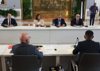 En el grupo de siete académicos y abogados, hay cuatro que son independientes del chavismo