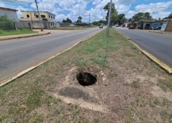 Peatones advierten peligro por boca de visita expuesta en Avenida Peñalver de El Tigre (+Fotos)