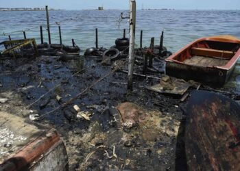 Derrames petroleros dejan pobreza, enfermedades y hambre a pescadores del Lago de Maracaibo