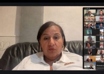 Representantes de medios de comunicación entregan petitorio a la delegación opositora ante la mesa de negociación