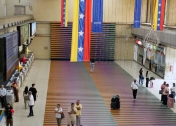 Familiares de Carlos Cruz-Diez piden a autoridades de aeropuerto cesar uso no autorizado de obra
