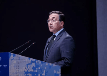 Albares, sobre el encuentro entre Sánchez y Delcy Rodríguez: fue un saludo "sin más"