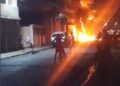 De acuerdo a reportes de las redes sociales los vecinos salieron a la calle en señal de protesta
