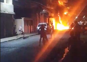 De acuerdo a reportes de las redes sociales los vecinos salieron a la calle en señal de protesta