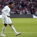 Kylian Mbappé sufre una lesión de rodilla y abandona la concentración de la selección francesa