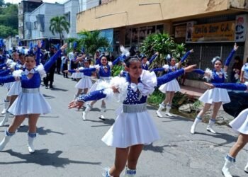"Pasacalle cultural" recorrió Carúpano desde la plaza Bolívar hasta el Ateneo Luis Mariano Rivera