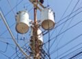 Poste que sostiene banco de transformadores en el mercado de Carúpano está a punto de caerse (+Fotos)