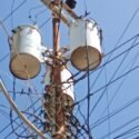 Poste que sostiene banco de transformadores en el mercado de Carúpano está a punto de caerse (+Fotos)