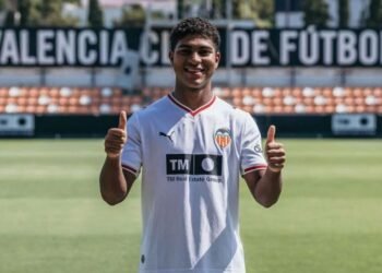 Román Davis, del Juvenil A del Valencia, recibe la llamada de la selección de Venezuela