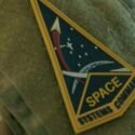 Trump desvela uniforme de Fuerza Espacial y las redes lo comparan con traje nazi