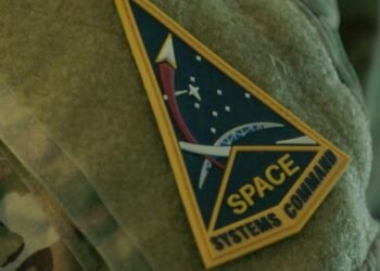 Trump desvela uniforme de Fuerza Espacial y las redes lo comparan con traje nazi