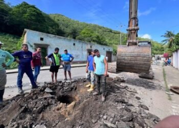 En Río Caribe iniciaron trabajos de reposición de un colector en la carretera nacional