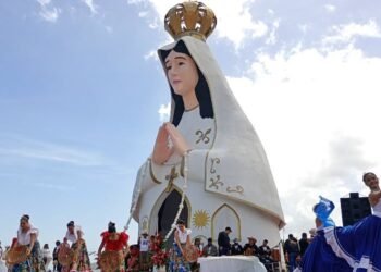 Carupaneros se volcaron a la redoma del mercado para rendir honores a la Virgen del Valle (+Fotos)