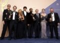 'Widow's Bay' arrasa en unos Emmy que honran la partida de grandes estrellas de Hollywood (+Fotos)