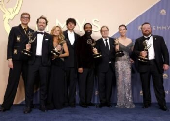 'Widow's Bay' arrasa en unos Emmy que honran la partida de grandes estrellas de Hollywood (+Fotos)