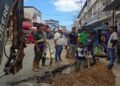 En la entrada de la calle Mariño realizan un empotramiento para recoger aguas servidas