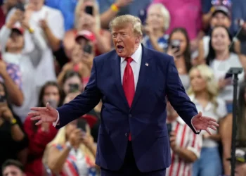 Trump afirma que los buques de EE.UU. "pasarán" por Cuba tras la guerra en Irán