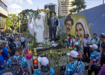 Peregrinación en Caracas conmemora el año de santidad de José Gregorio Hernández y Carmen Rendiles