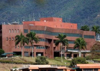 EE. UU. restablece el 100 % de las operaciones de su embajada en Caracas