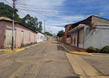 En Santa Rosa, en Freites, denuncian caos por motos y ventas de licores hasta la madrugada 