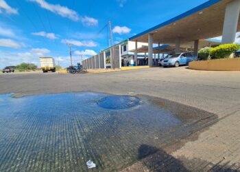 Cloaca desbordada afecta acceso al terminal de pasajeros de El Tigre