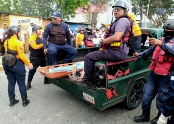 Dos jóvenes perdieron la vida en Carúpano al impactar una moto contra un camión de carga