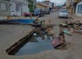 Voz Comunitaria | Vecinos de la calle Perú cerraron la vía para evitar que sigan cayendo carros en un socavón