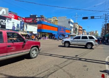 El Tiempo en la Calle | Semáforo dañado sigue perjudicando movilidad en tramo de avenida 5 de Julio