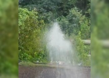 Reportan fuga de agua en la tubería matriz que abastece al municipio Aragua 
