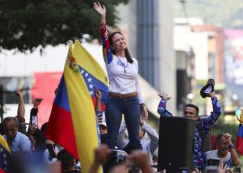 María Corina Machado felicitó a Flávio Bolsonaro tras la primera vuelta en Brasil
