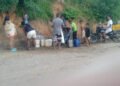Vecinos de la zona alta de Andrés Mata deben cargar agua a cuestas para abastecer sus casas