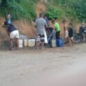 Vecinos de la zona alta de Andrés Mata deben cargar agua a cuestas para abastecer sus casas