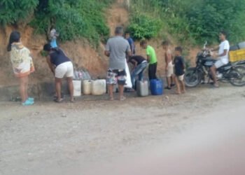 Vecinos de la zona alta de Andrés Mata deben cargar agua a cuestas para abastecer sus casas