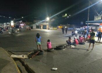 Vecinos de Campo Alegre, en Puerto La Cruz, protestan por tener dos días sin luz