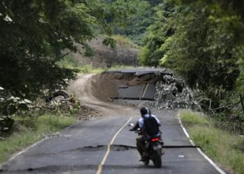 La entrega de ayuda tras el terremoto en Panamá se agiliza con la recuperación de carreteras