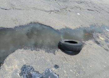 La comunidad denuncia que se han registrado varios accidentes debido al deterioro del pavimento