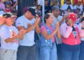 La gobernadora Jhoanna Carrillo junto con el alcalde Ylario González, durante la entrega de la cancha La Otra Banda en la comuna Hernández