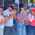 La gobernadora Jhoanna Carrillo junto con el alcalde Ylario González, durante la entrega de la cancha La Otra Banda en la comuna Hernández