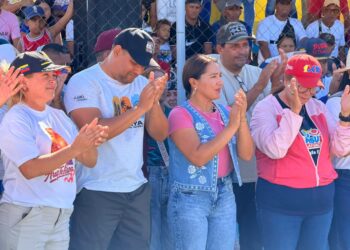 La gobernadora Jhoanna Carrillo junto con el alcalde Ylario González, durante la entrega de la cancha La Otra Banda en la comuna Hernández