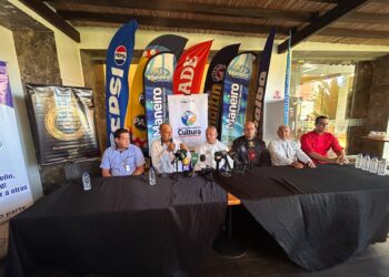 En la feria participan más de 35 emprendedores y 16 concursan en el certamen gastronómico