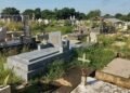 Usuarios piden quitar la maleza y limpiar el cementerio